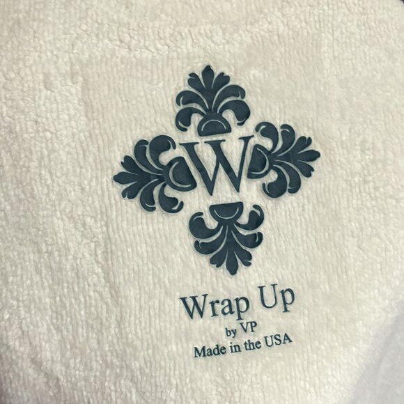 Wrap Up by VP One Size O/S Daisy Pink Polka Dot Ultra Soft Microfiber Short Robe - Picture 4 of 5